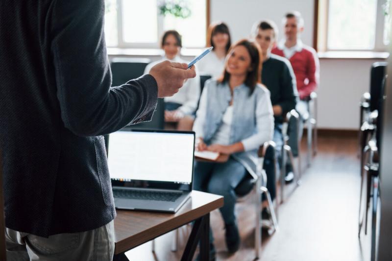 Benefícios de investir em treinamento para a equipe de operadores e técnicos